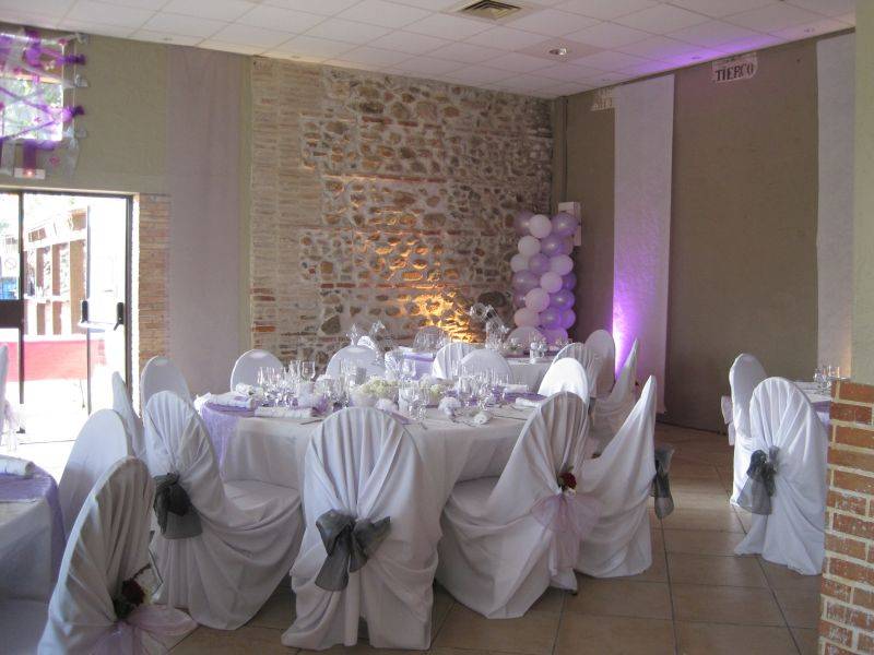 Décoration avec ballons et effets de lumière pour mariage au Mas Bonete